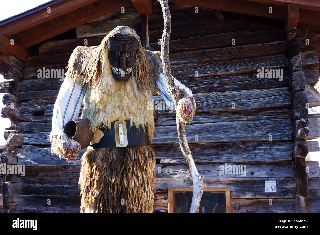 Masque de Lötschental en face de la petite grange Hey, Blatten, Lötschental, Valais alpes, Suisse Banque D'Images