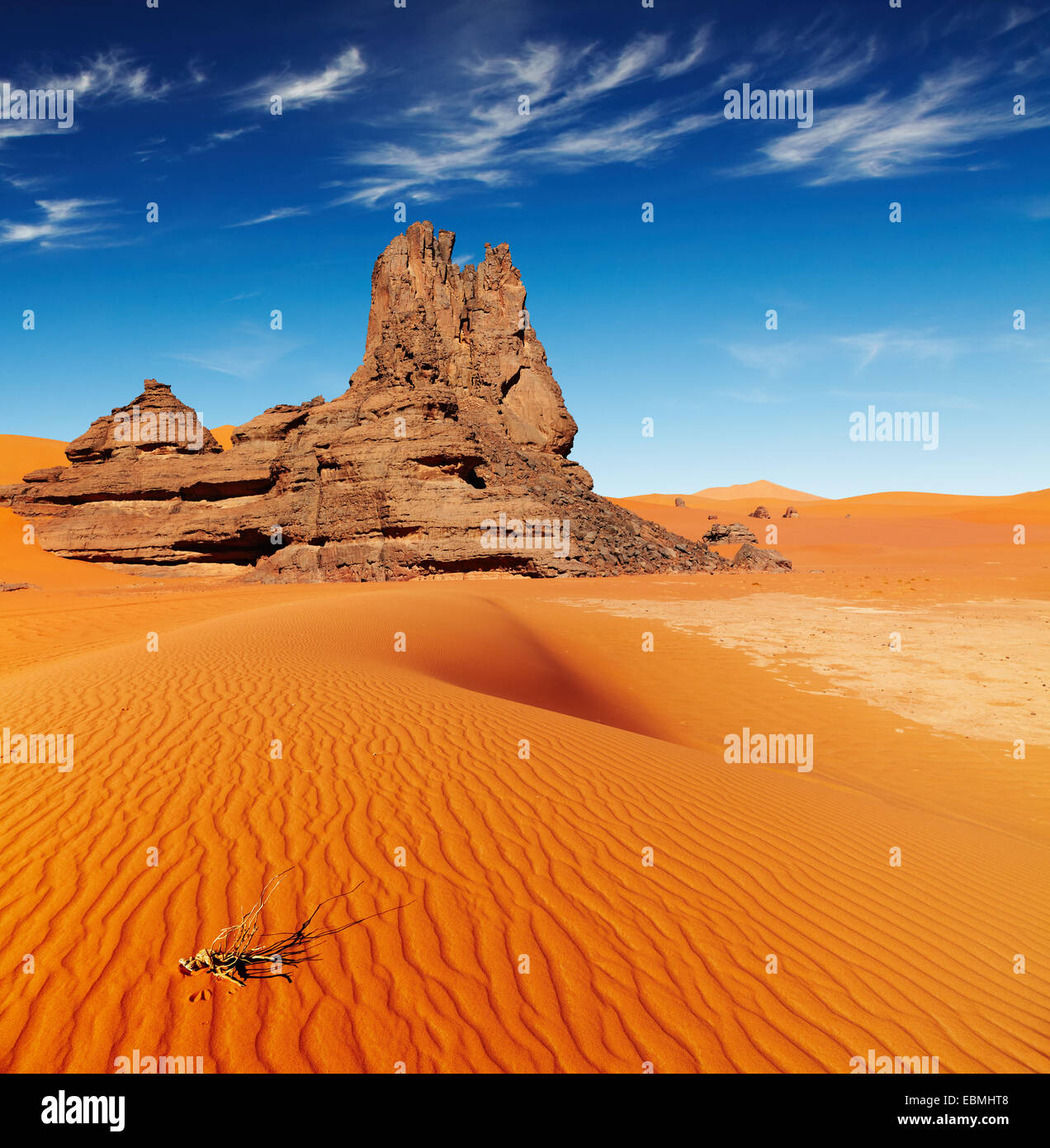 Dunes de sable et rochers, désert du Sahara, l'Algérie Banque D'Images