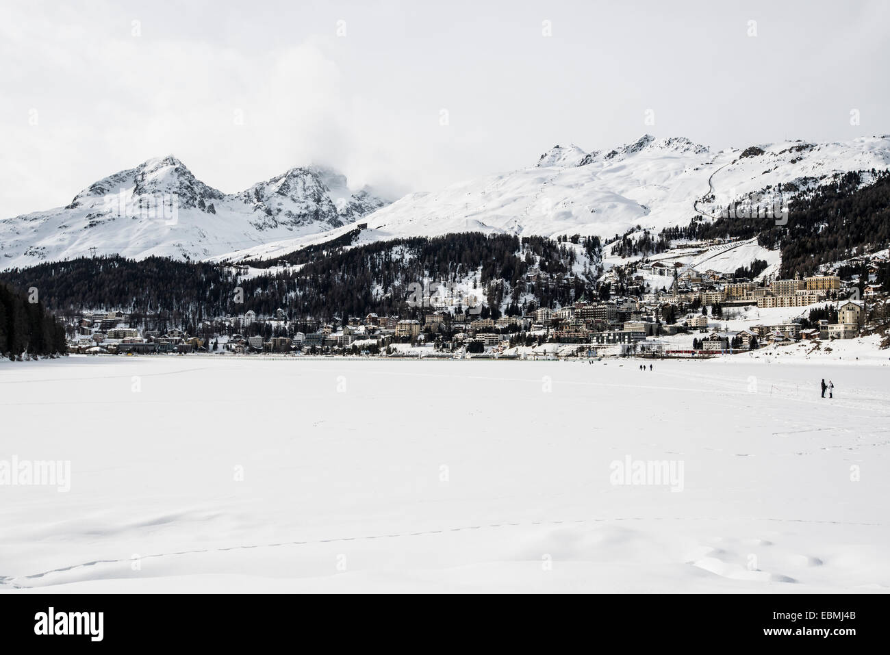 Vue panoramique, lac gelé Saint-moritz avec la ville et les montagnes, Saint-Moritz, Engadine, Grisons, Suisse Banque D'Images