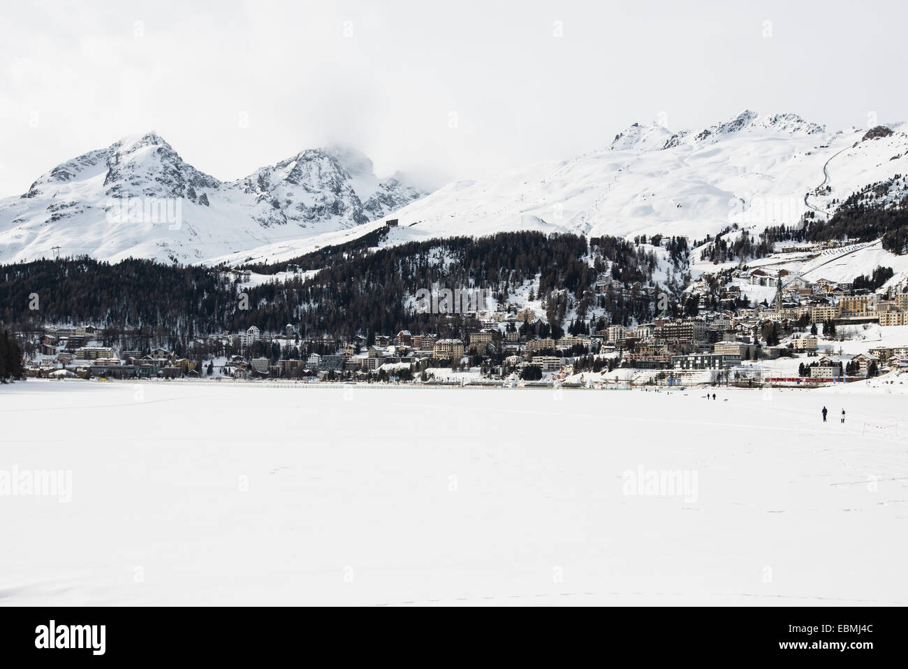 Vue panoramique, lac gelé Saint-moritz avec la ville et les montagnes, Saint-Moritz, Engadine, Grisons, Suisse Banque D'Images