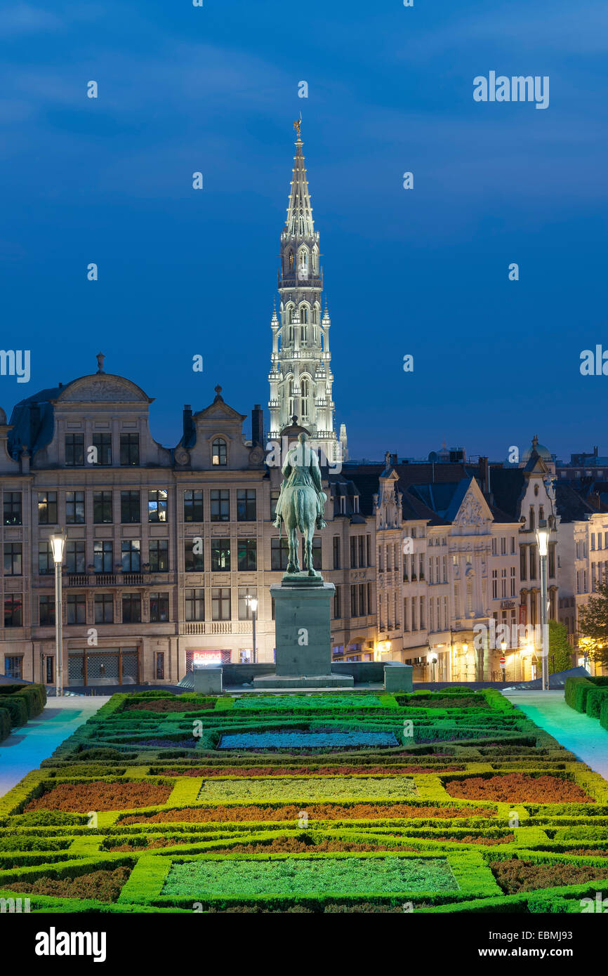 Vue depuis le Mont des Arts, Mont des Arts, à la statue équestre du roi Albert I et de la Tour de ville, Bruxelles, Région de Bruxelles Banque D'Images