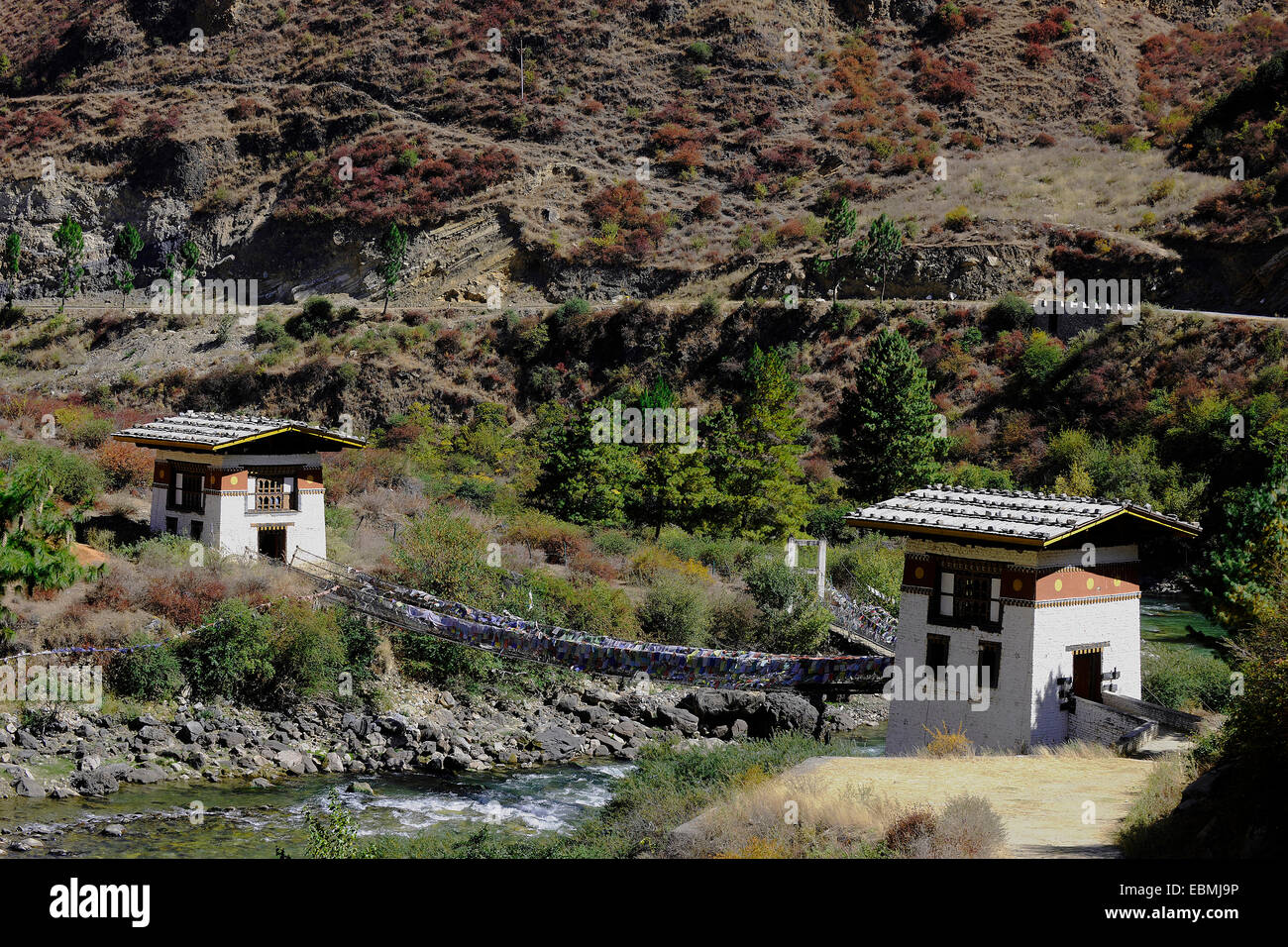 Pont de fer, du temple d'Tachogang Lhakhang traversant la rivière Chu Paro Paro, Bhoutan, district Banque D'Images