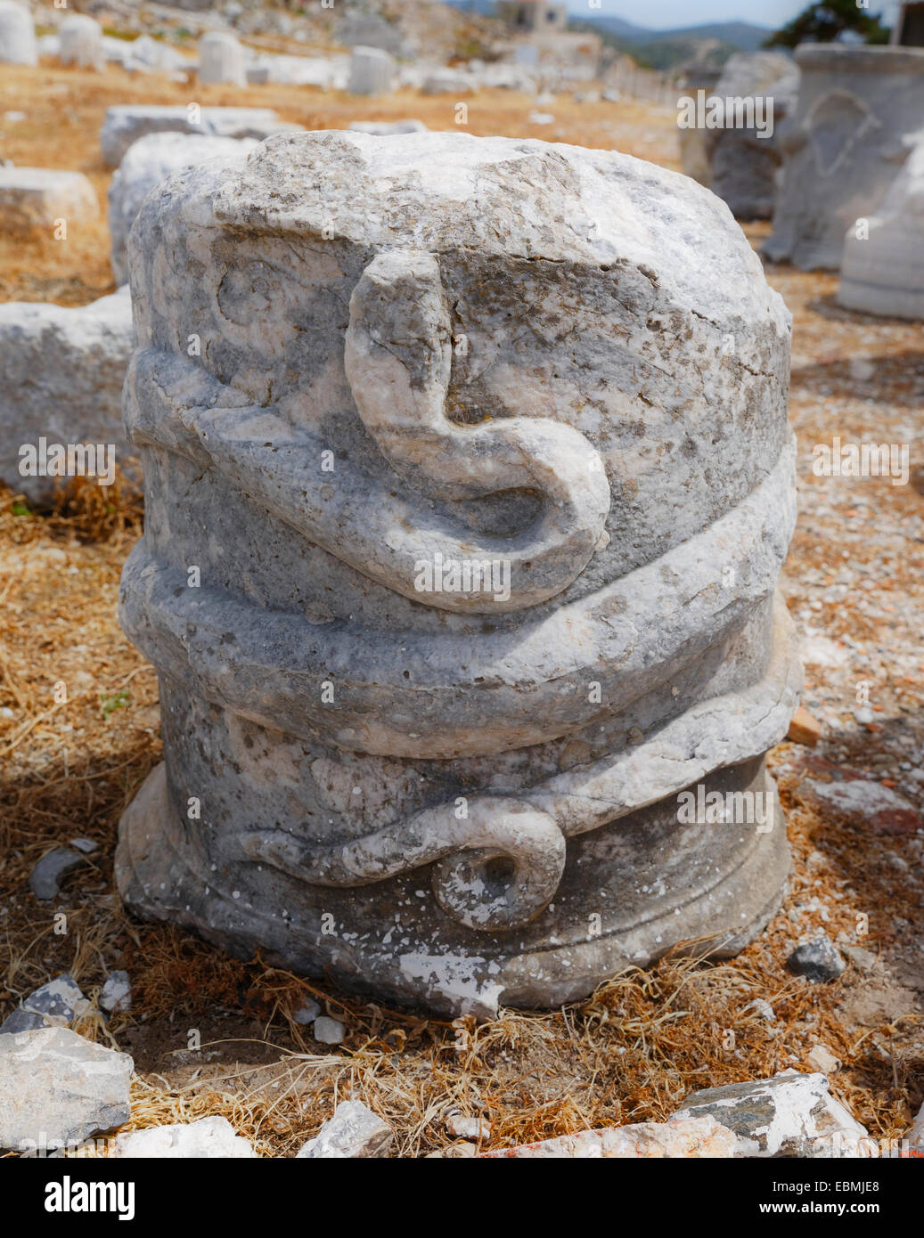Colonne avec un serpent relief, ancienne ville de Cnide, Cnide, près de Datça, Péninsule de Datça, Muğla Province, la mer Egée, en Turquie Banque D'Images