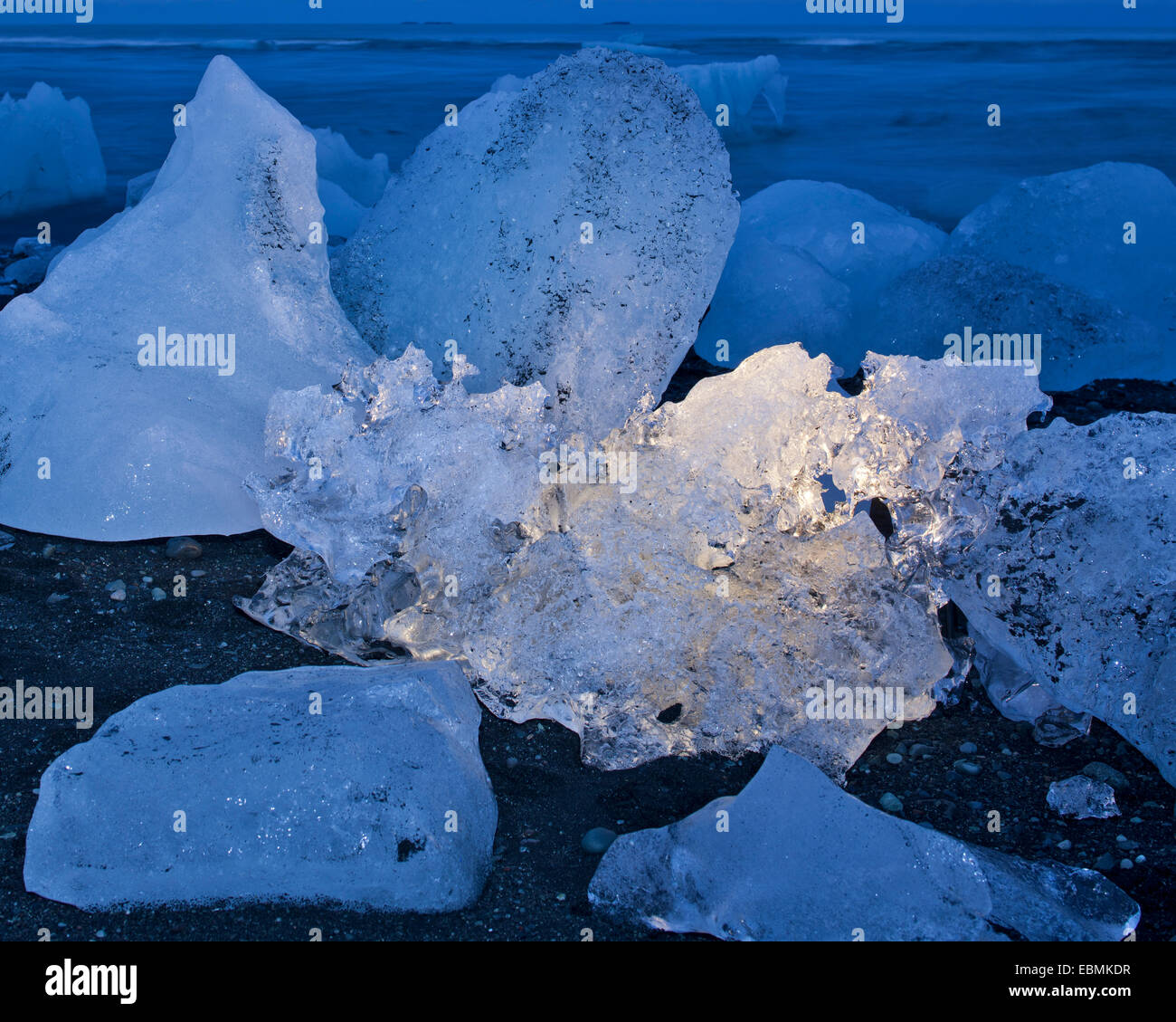 Les icebergs échoués sur la plage à Jökulsarlon, Région du Sud, Islande Banque D'Images