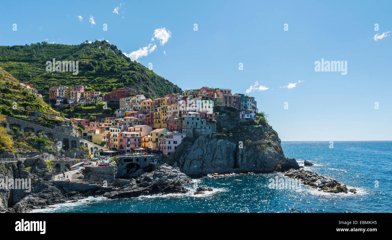 Maisons colorées sur les falaises, Manarola, Riomaggiore, Cinque Terre, La Spezia, ligurie, italie Banque D'Images