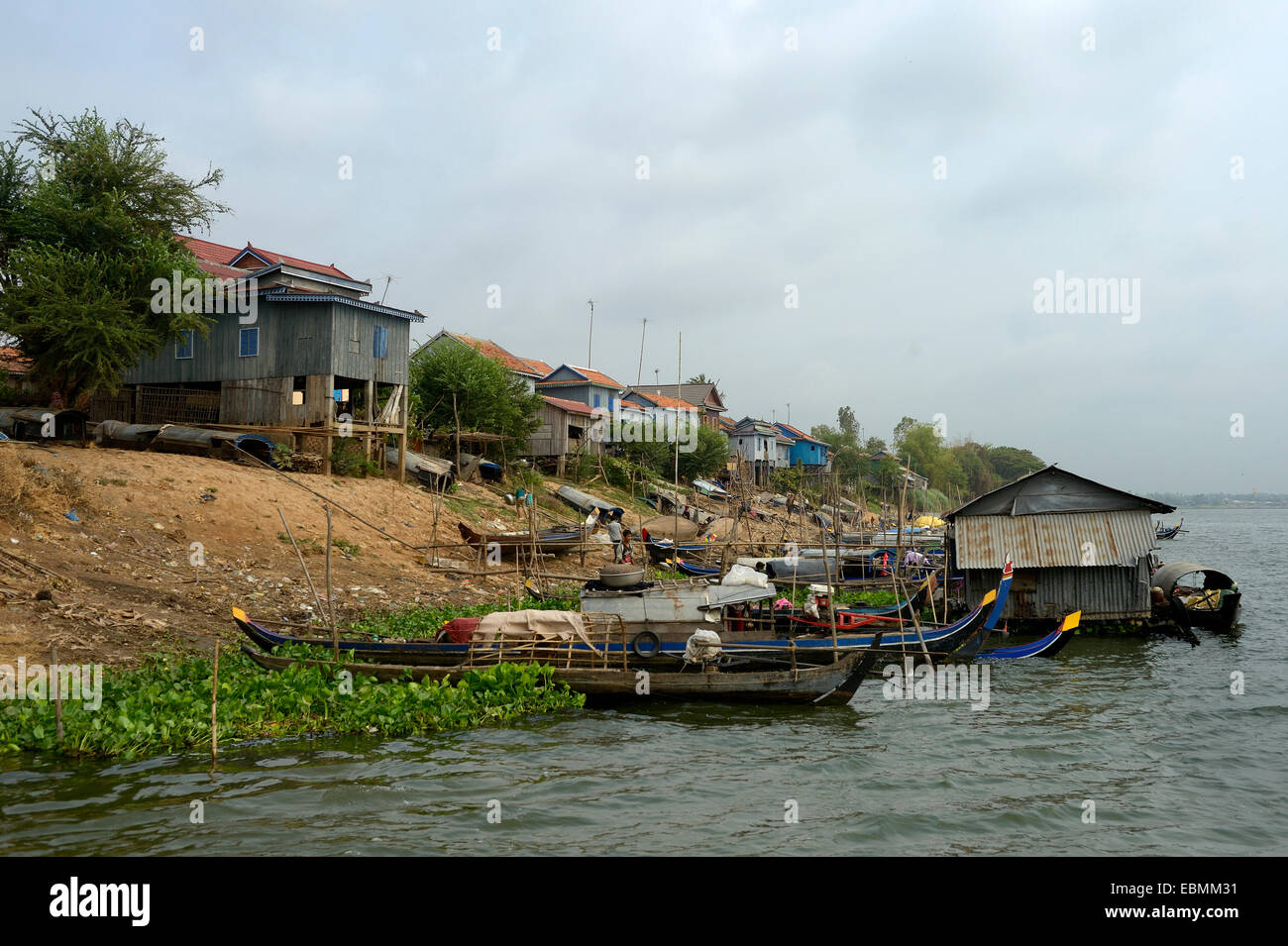 De la rivière Prek Tnort avec les bateaux de pêche et des maisons sur pilotis, Prek Chrey, province de Kandal, Cambodge Banque D'Images