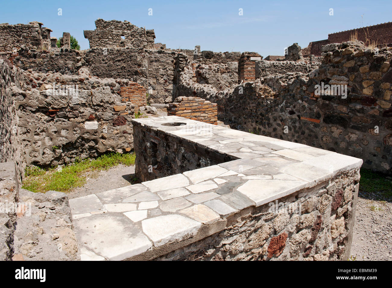 Thermopolium, taverne sur la Via Consolare, Pompeji, Campanie, Italie Banque D'Images