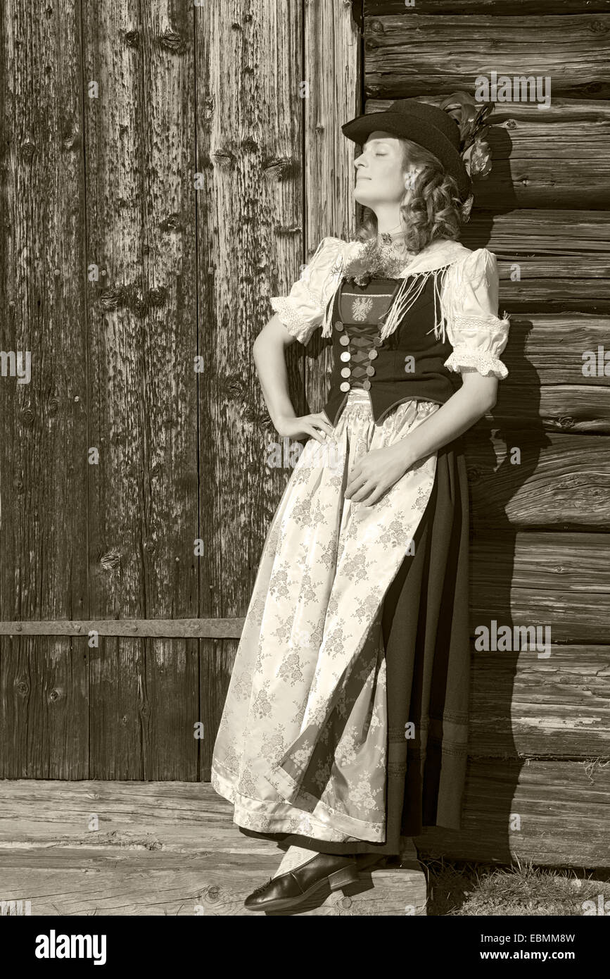 Jeune femme en costume traditionnel, typique de la région du Tyrol Achensee Achenkirch, costume traditionnel, Tyrol, Autriche Banque D'Images