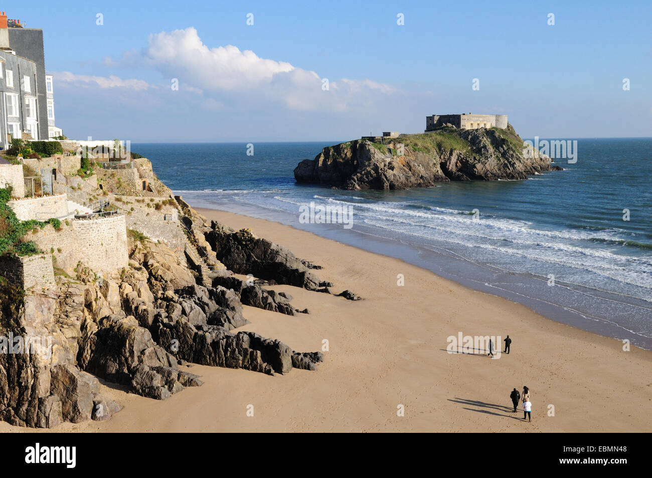Les gens qui marchent sur la plage du sud en hiver, Tenby, Pembrokeshire Wales Cymru UK GO Banque D'Images