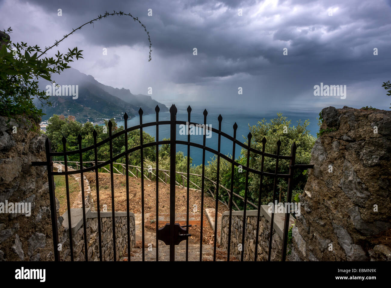 Donnant sur la côte amalfitaine depuis les jardins de la Villa Cimbrone, Ravello, Campanie, Italie. Banque D'Images