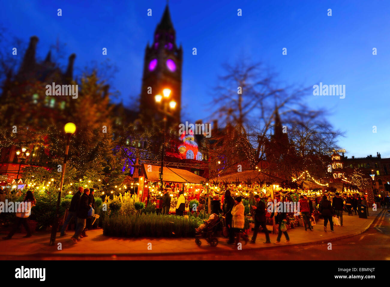 Le marché de Noël en face de l'Hôtel de ville de Manchester, dans Albert Square, Manchester, Angleterre. Banque D'Images