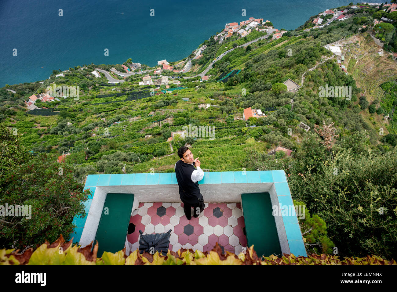 Une donne sur la côte amalfitaine depuis un balcon attachés à la Villa Cimbrone, à Ravell, Campanie, Italie. Banque D'Images