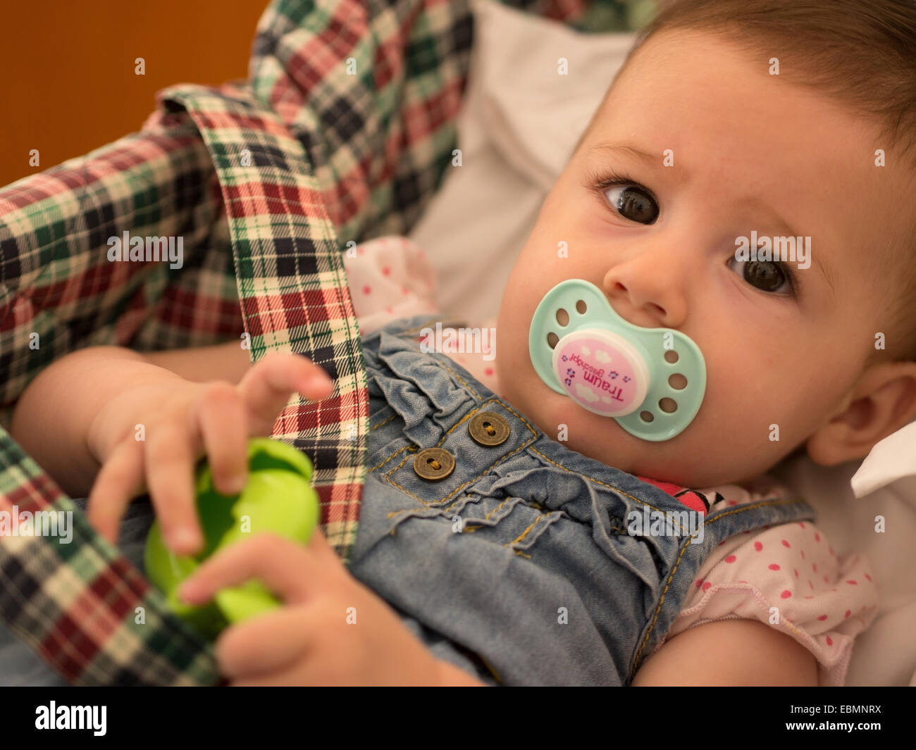 Petit Bebe Fille Avec De Beaux Yeux Couche Avec Tetine Photo Stock Alamy