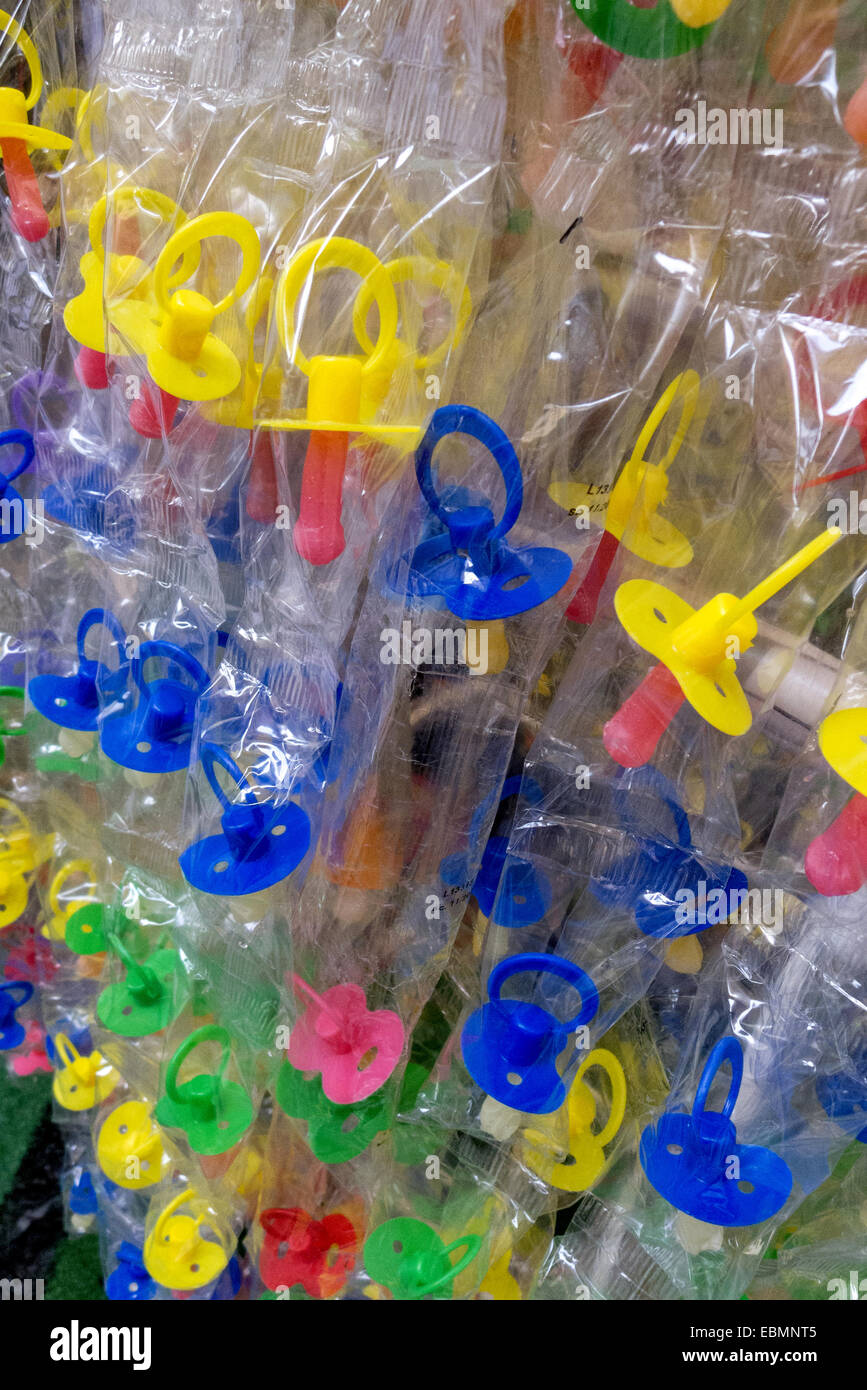 Des bonbons, ou des bonbons, de la forme d'un mannequin, ou une sucette, sur un marché en Italie. Banque D'Images