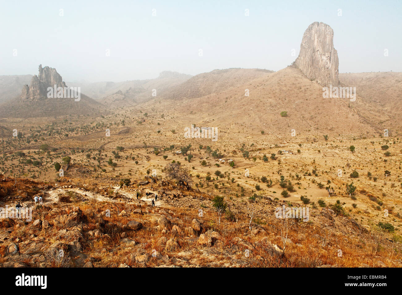 Paysage volcanique avec le pic Kapsiki, avec l'Harmattan haze, Monts Mandara, Rhumsiki, loin au nord, le Cameroun Banque D'Images