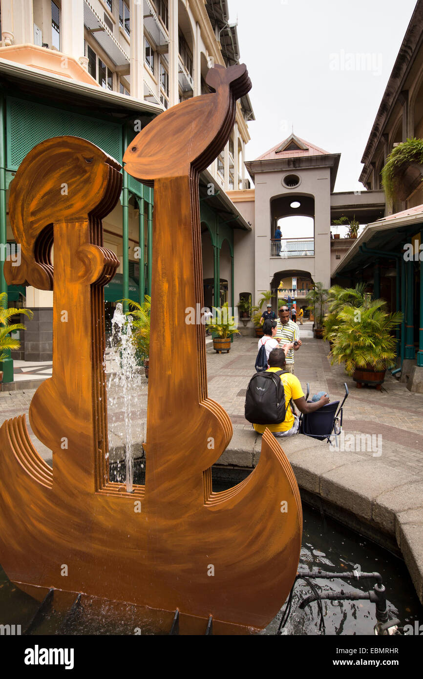 L'Ile Maurice, Port Louis, Caudon Waterfront, fontaine sculpture poisson parmi les boutiques Banque D'Images