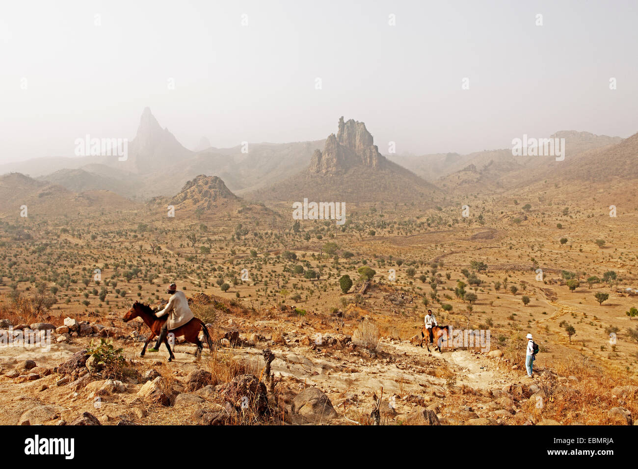 Paysage volcanique avec l'Harmattan haze, Monts Mandara, Rhumsiki, loin au nord, le Cameroun Banque D'Images