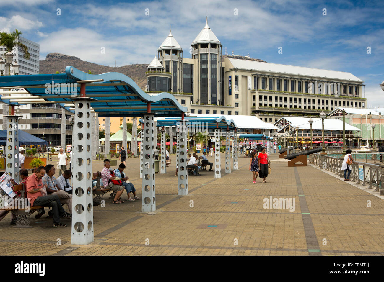 L'Ile Maurice, Port Louis, au bord de l'eau, les gens sur Caudon promenade du front de mer Banque D'Images