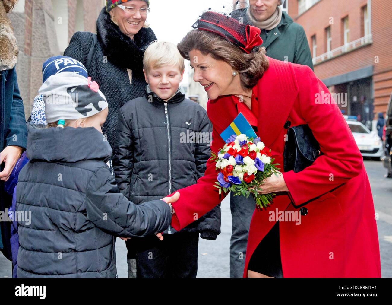 La Reine Silvia de Suède répond aux enfants de l'école suédoise à Paris, France, 2 décembre 2014. Le Roi et la reine sont en France pour une visite d'Etat de trois jours. Photo : Patrick van Katwijk Pays-bas / HORS FRANCE OUT - AUCUN FIL SERVICE - Banque D'Images