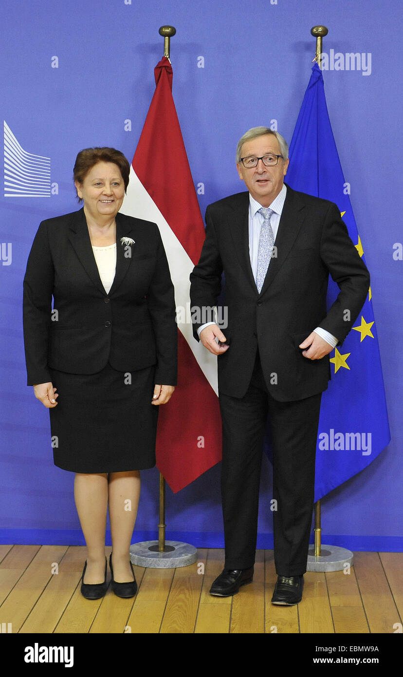 Bruxelles, Belgique. 19Th Mar, 2014. Le Président de la Commission européenne, Jean-Claude Juncker (R) rencontre le Premier Ministre de Lettonie Laimdota Straujuma au siège de l'UE à Bruxelles, Belgique, le 3 décembre 2014. © Ye Pingfan/Xinhua/Alamy Live News Banque D'Images
