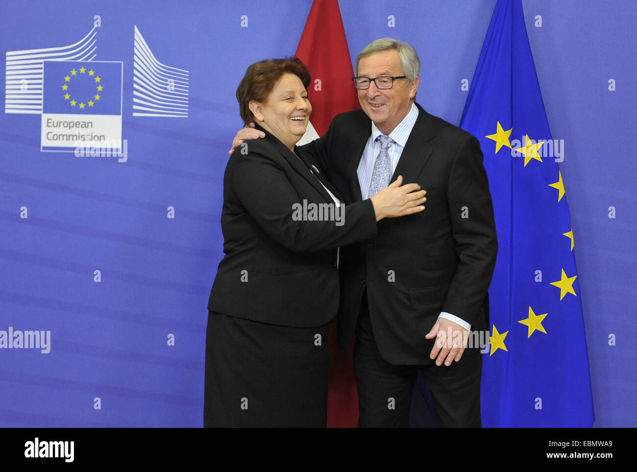 Bruxelles, Belgique. 19Th Mar, 2014. Le Président de la Commission européenne, Jean-Claude Juncker (R) accueille le Premier Ministre de Lettonie Laimdota Straujuma à son arrivée au siège de l'UE à Bruxelles, Belgique, le 3 décembre 2014. © Ye Pingfan/Xinhua/Alamy Live News Banque D'Images