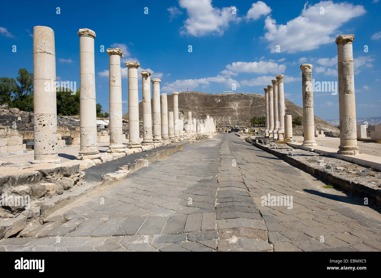 Ruines de la période romaine à Beit She'An en Galilée en Israël, la colline de l'arrière-plan est le dire, à partir de la période cananéenne Banque D'Images