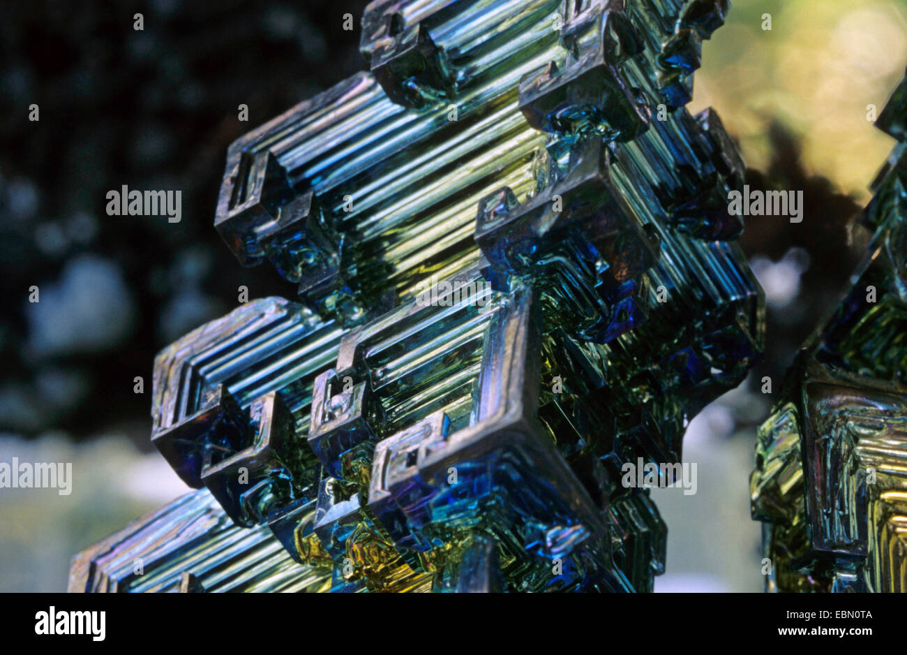 Bismuth crystal Banque de photographies et d’images à haute résolution Alamy
