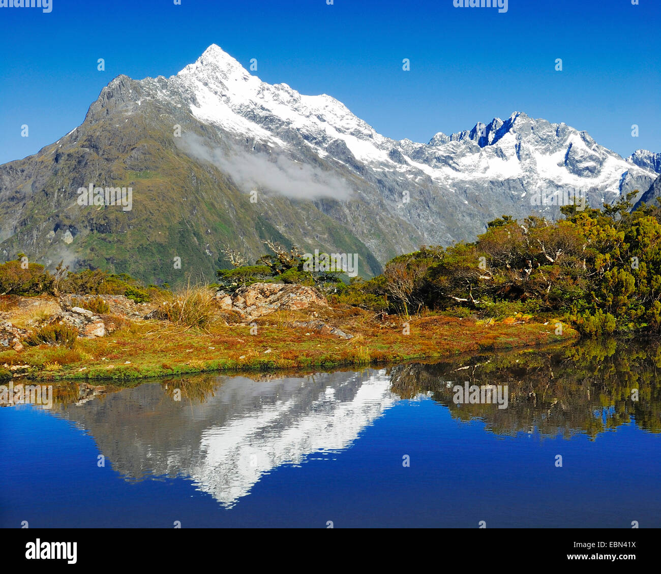 Sommet clé avec image miroir de Mt. Christina, Nouvelle-Zélande, Sud de l'île, le Parc National de Fjordland Banque D'Images