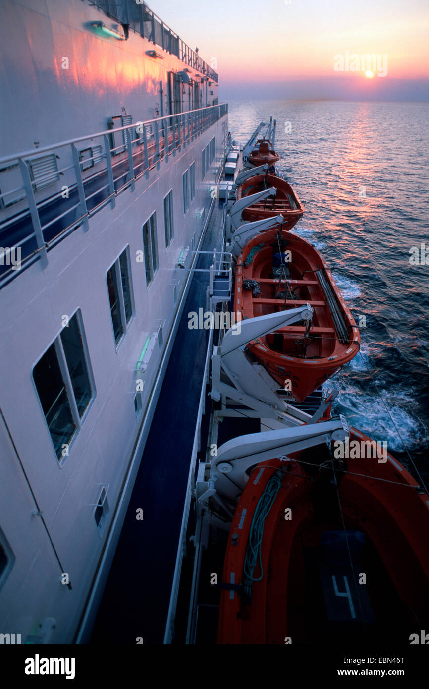 Bateaux de la vie sur un ferry dans la lumière du soir, la Norvège Banque D'Images