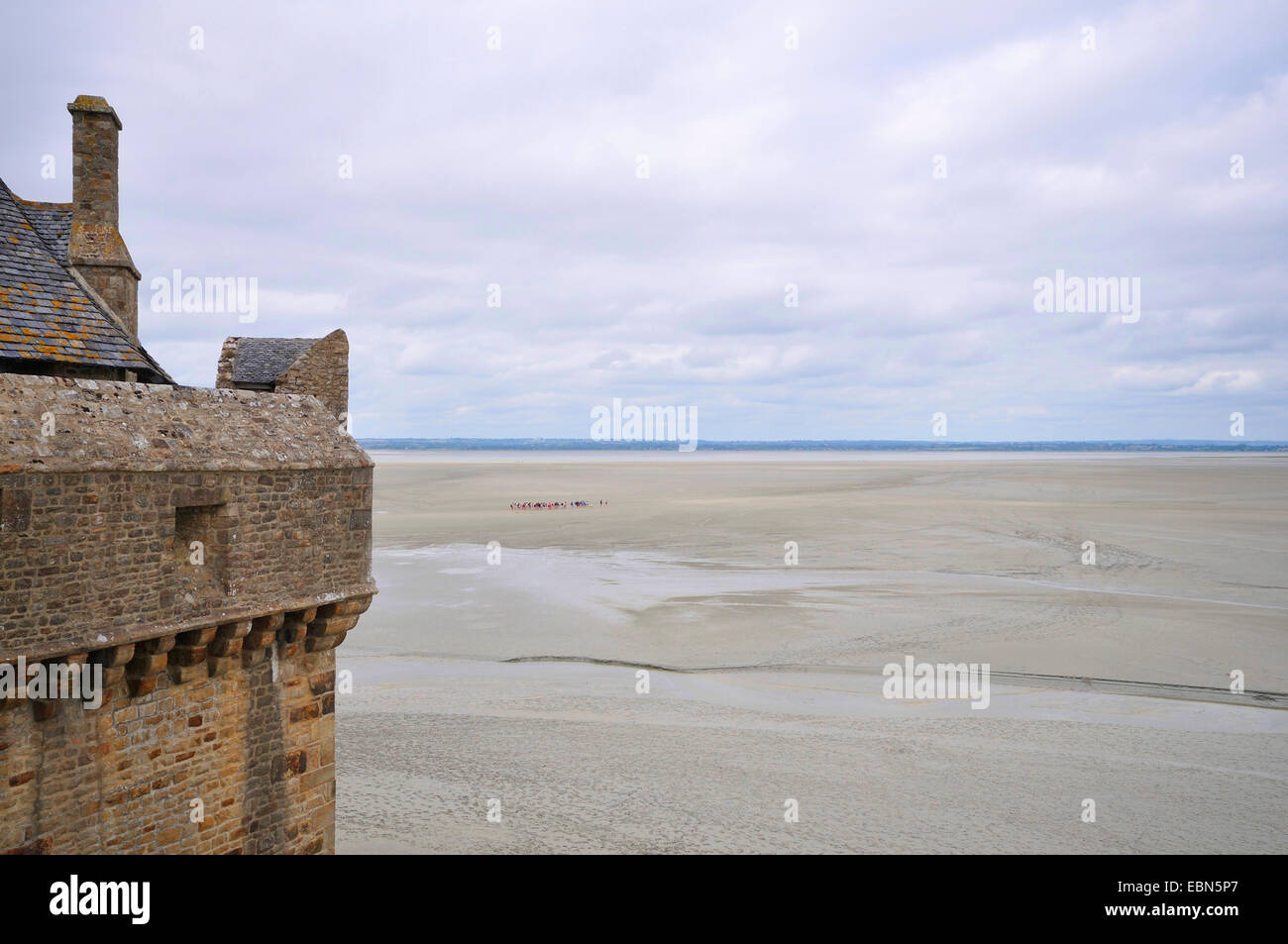 Perspectives de l'immensité du Mont Saint Michel sur les randonneurs dans la boue, France, Normandie Banque D'Images