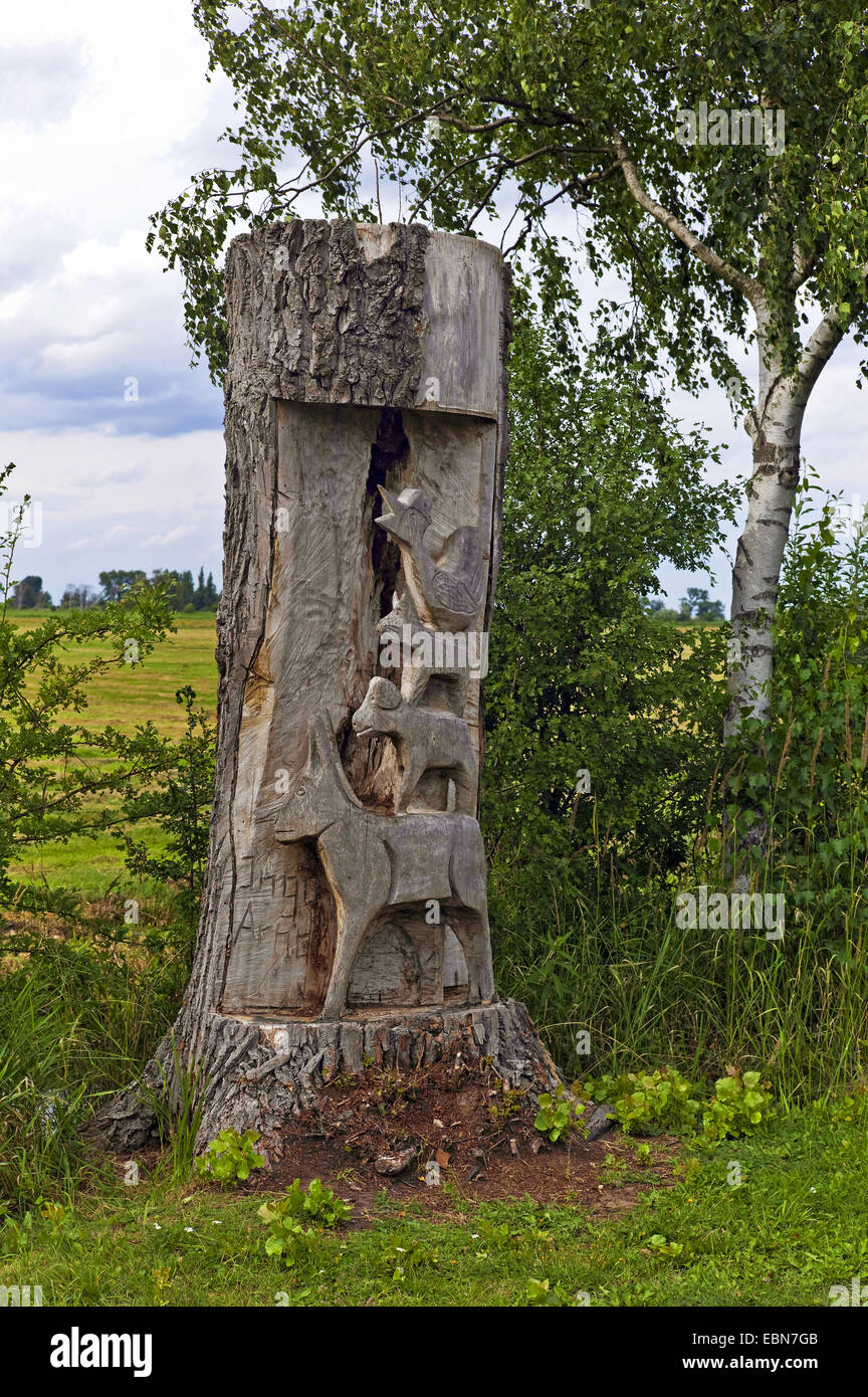 Conte de fées allemand "Musiciens de Brême" sculpté en tronc d'arbre, de l'Allemagne, de Mecklembourg-Poméranie occidentale, Ueckermünde Banque D'Images