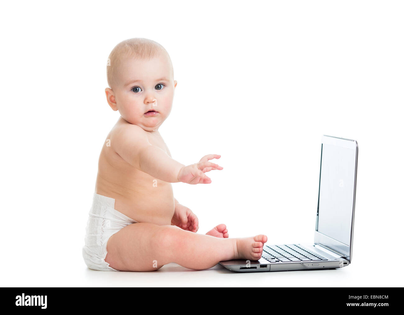 Petit bébé est working on laptop Banque D'Images