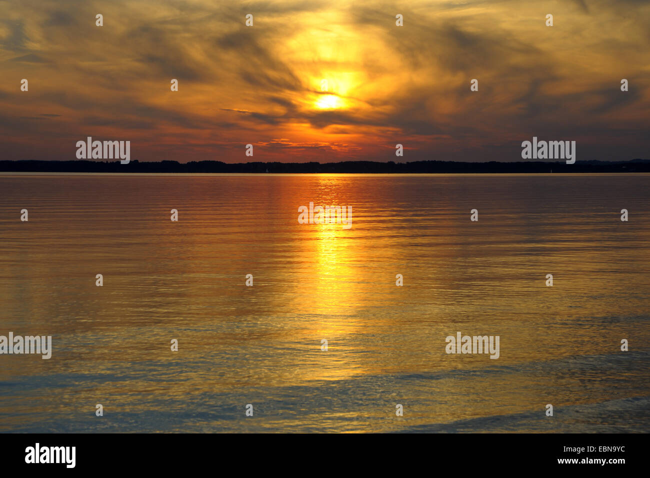 Coucher de soleil au lac de Chiemsee près de Bernau, Allemagne, Bavière, Chieming Banque D'Images