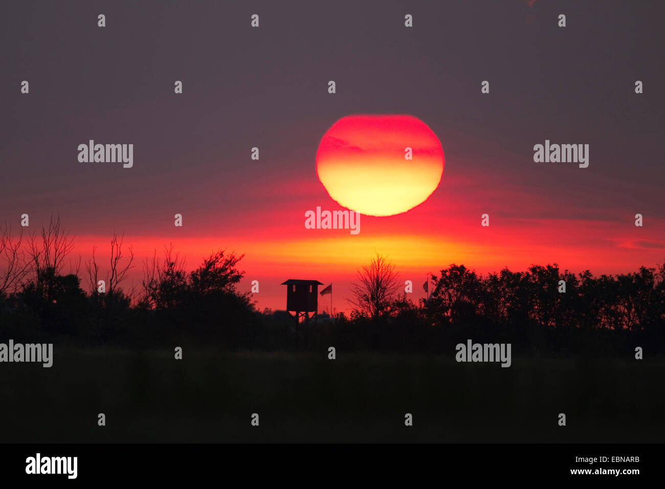 Silhouette d'soulevées masquer au lever du soleil, Allemagne Banque D'Images