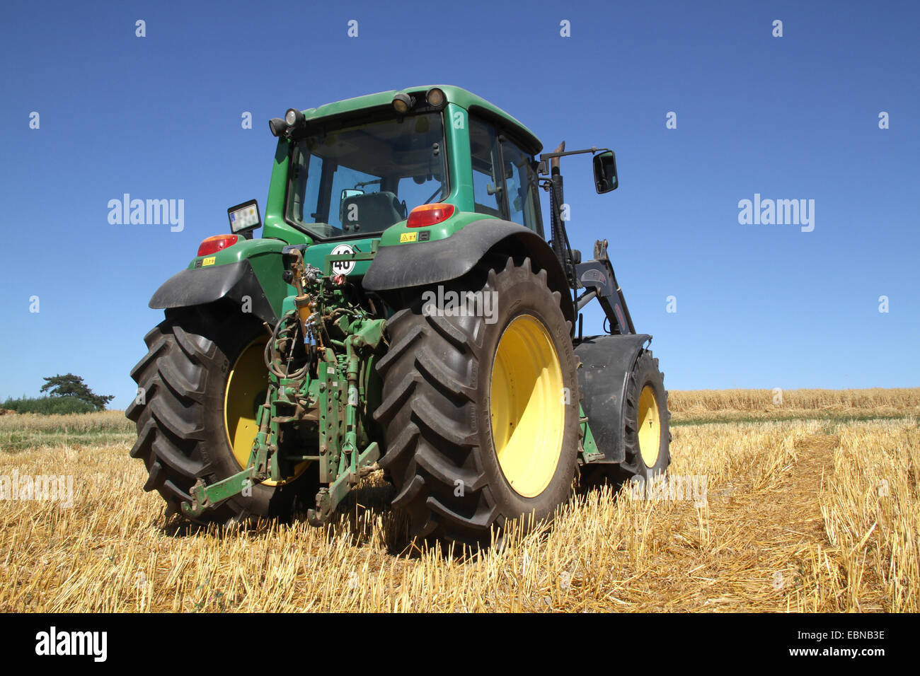 Le tracteur sur le champ de chaume, Allemagne Banque D'Images
