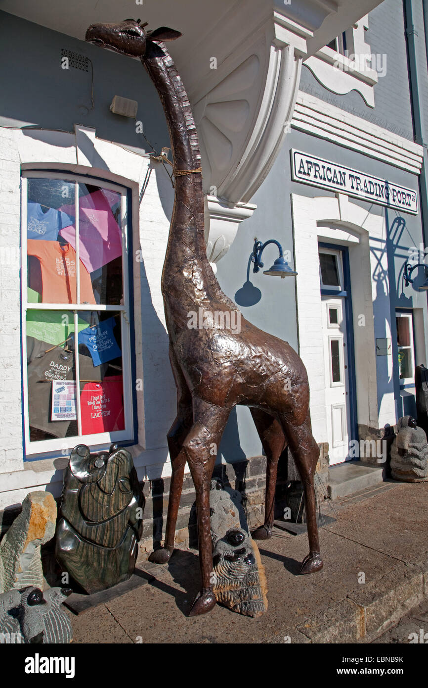 Girafe près de life-size en face d'un souvenir show à V & A Waterfront, Afrique du Sud, Western Cape, Cape Town Banque D'Images