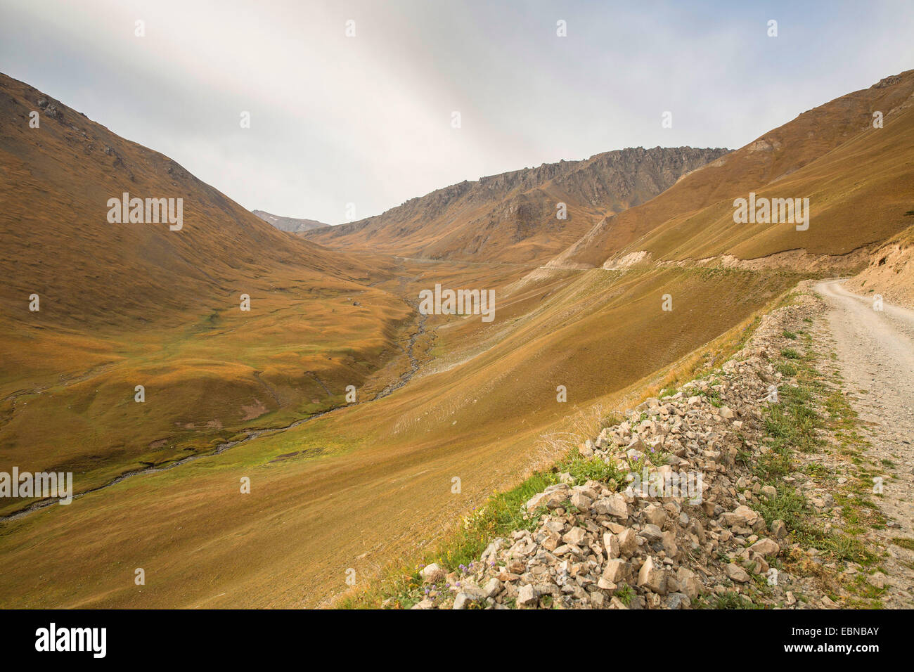 La vallée de la rivière et route de campagne au lac Song-Kul dans une vallée, le Kirghizistan, Naryn Banque D'Images