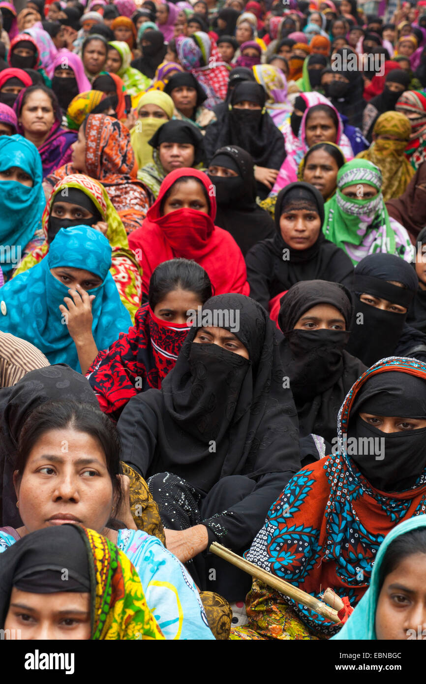 Dhaka, Bangladesh. 06Th Dec, 2014. Les travailleurs du vêtement Vêtements de chars à voile d'assister à une démonstration de protestation en raison de leurs traitements et salaires en face de National Press Club à Dhaka. Zakir Hossain Chowdhury Crédit : zakir/Alamy Live News Banque D'Images