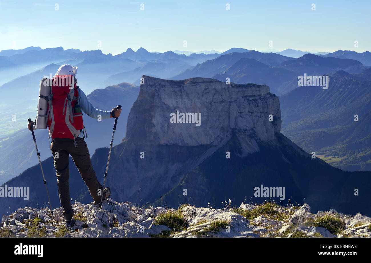 Le Randonneur admirant la vue de Mont Aiguille dans le parc naturel du Vercors, France Banque D'Images