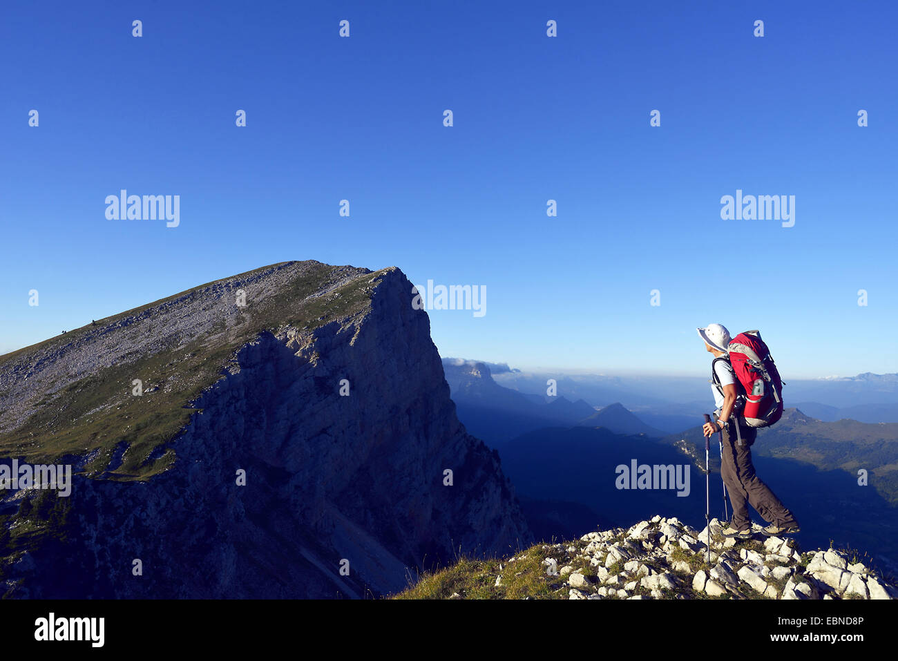 Le randonneur au près du Grand Veymond mountain, Parc National du Vercors, France Banque D'Images