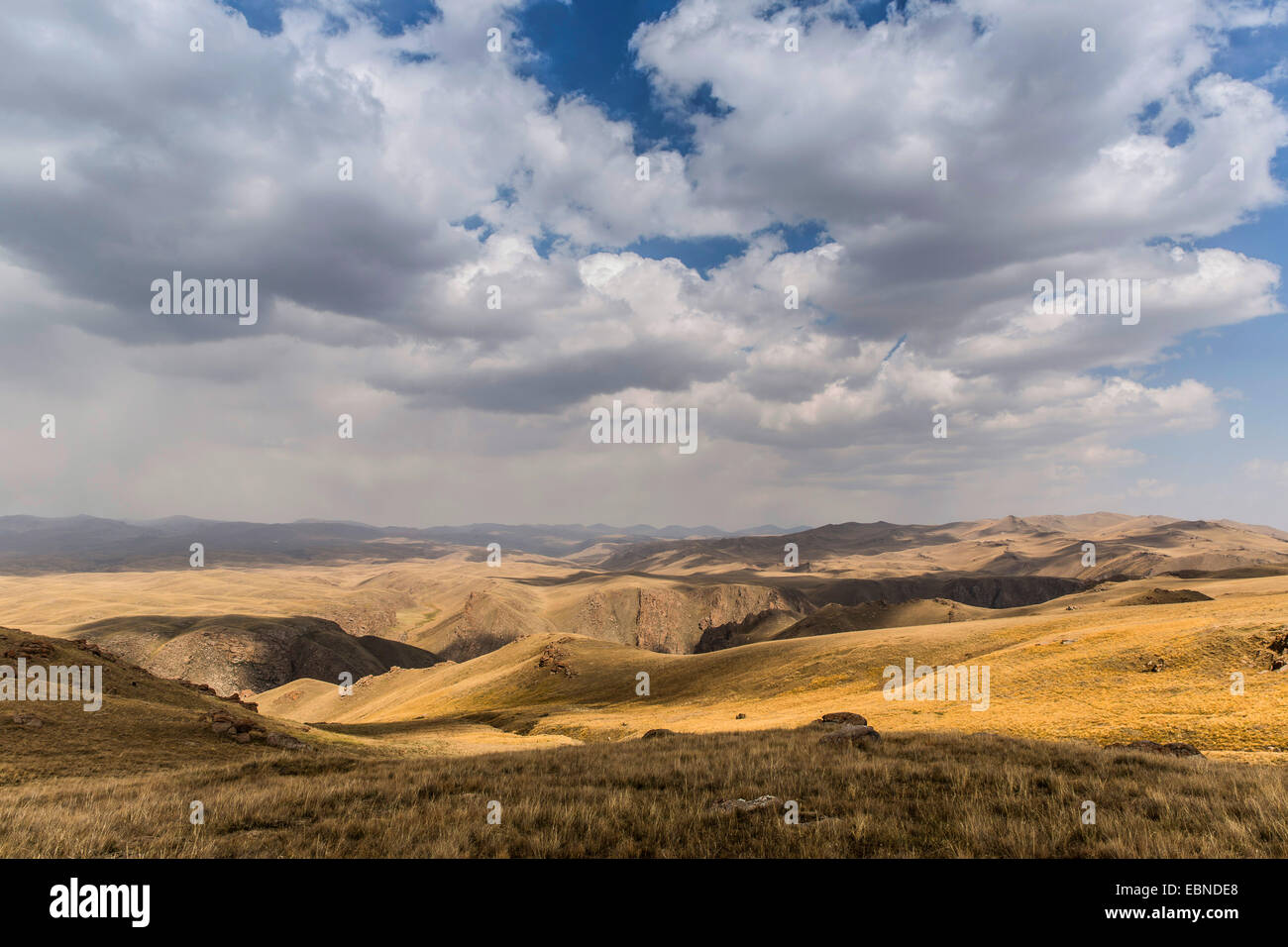 Vue du plateau du lac Song Kul pour Kirghizian vaste paysage de montagne, le Kirghizistan, Naryn Banque D'Images Vue du plateau du lac Song Kul pour Kirghizian vaste paysage de montagne, le Kirghizistan, Naryn Banque D'Images