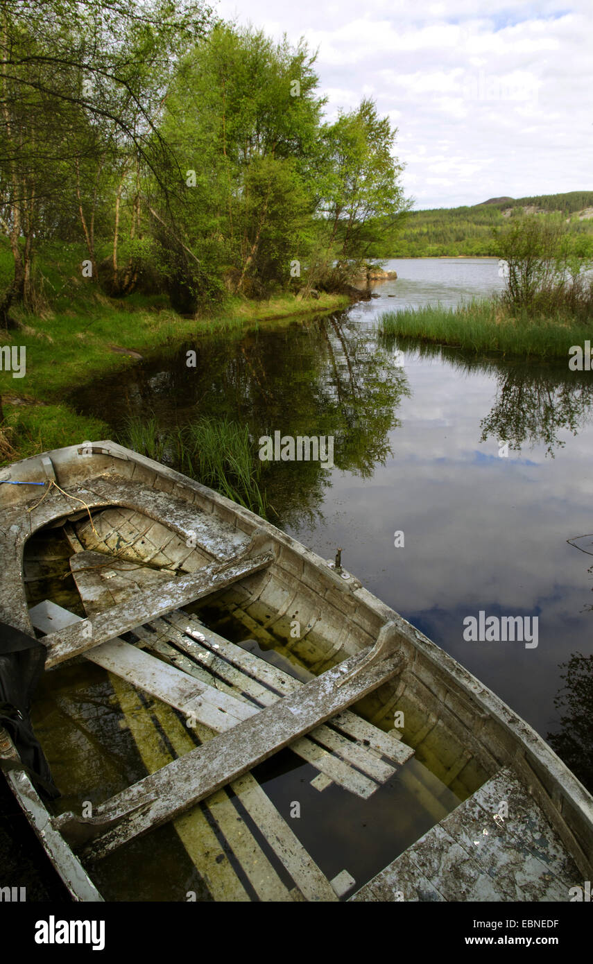 Vieux bateau en bois au bord du lac de Loch Ruthven, Royaume-Uni, Ecosse, le Parc National de Cairngorms Banque D'Images