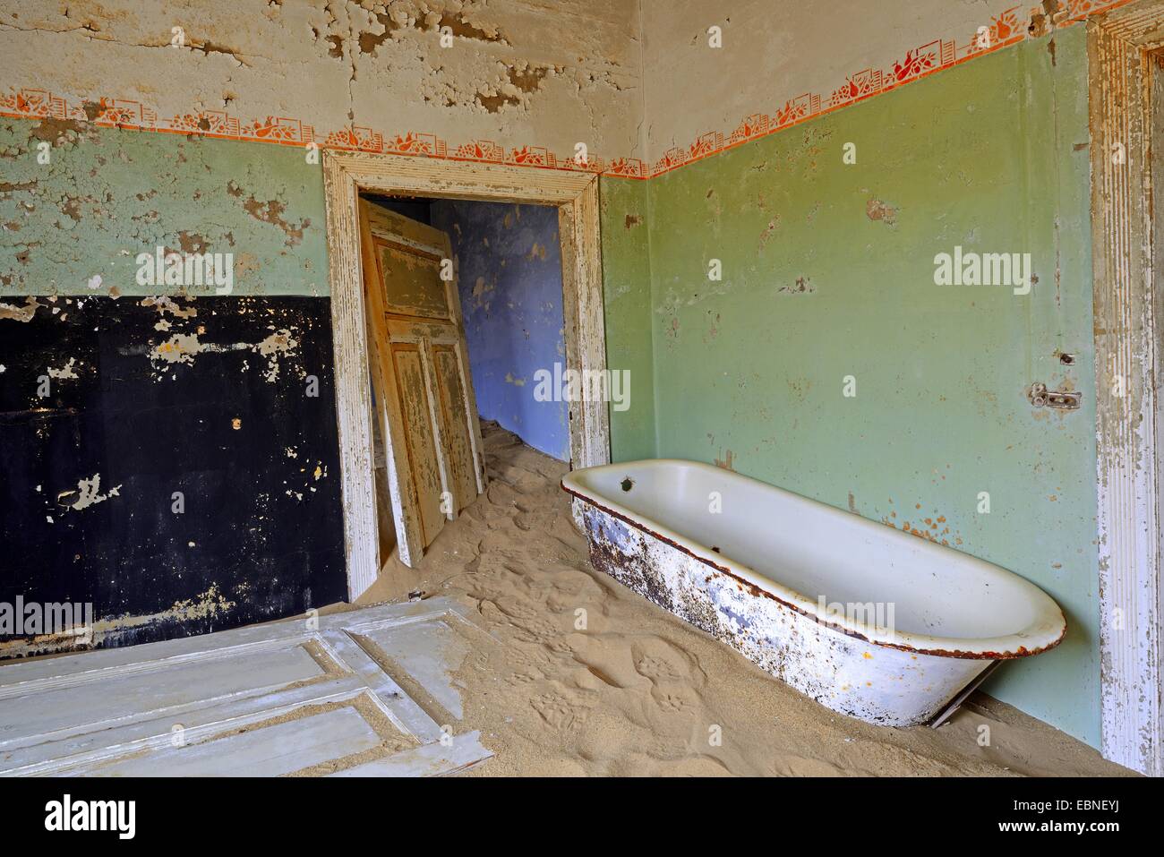 House pris de dunes et de sable du désert, immeuble de l'ancien village Kolmanskop dans une mine de diamant, la Namibie, Kolmanskop Banque D'Images