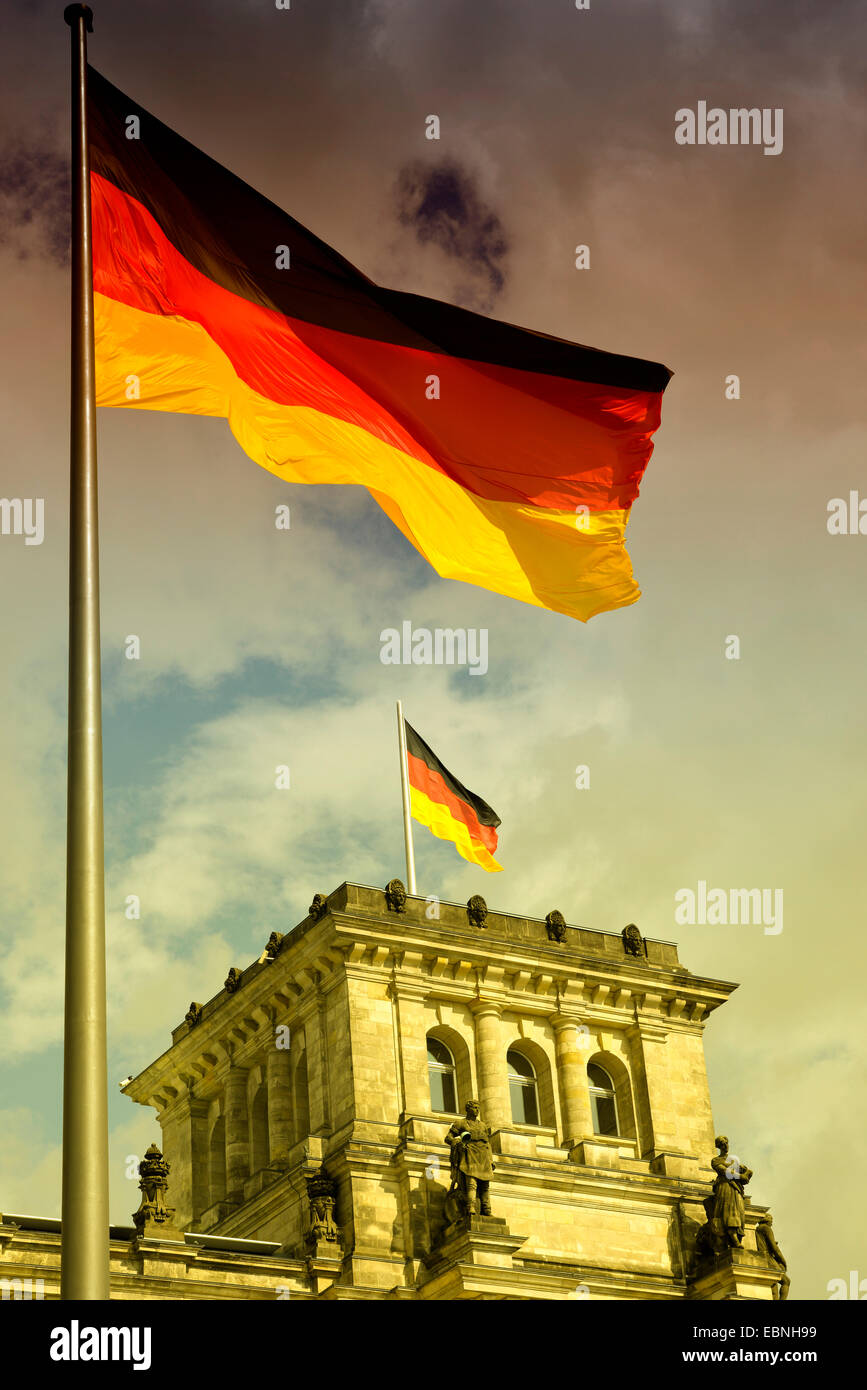 Drapeau allemand en soufflant sur le Reichstag, Berlin, Allemagne Banque D'Images