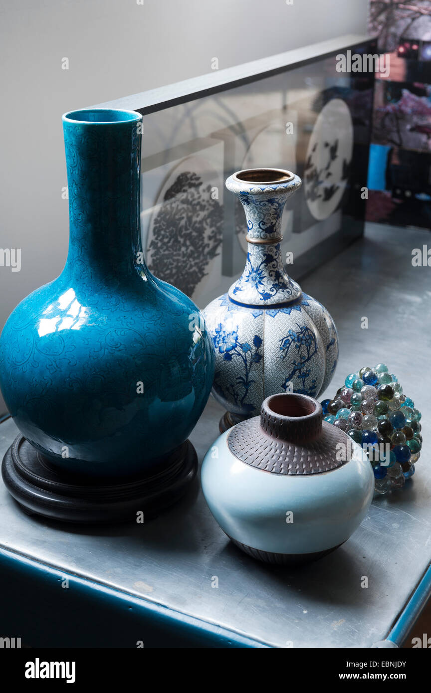 Une collection de trois vases dans les tons de bleu. Banque D'Images