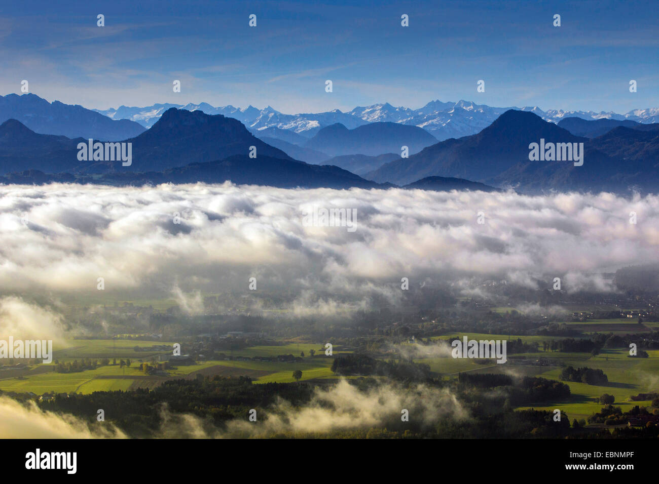 Avis de pré-Alpes à l'Inntal avec brouillard élevé, l'Allemagne, la Bavière Banque D'Images
