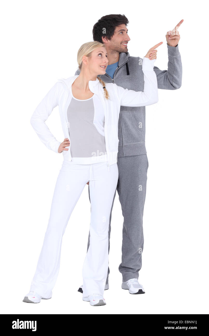 Jeune couple sporty sur fond blanc Banque D'Images