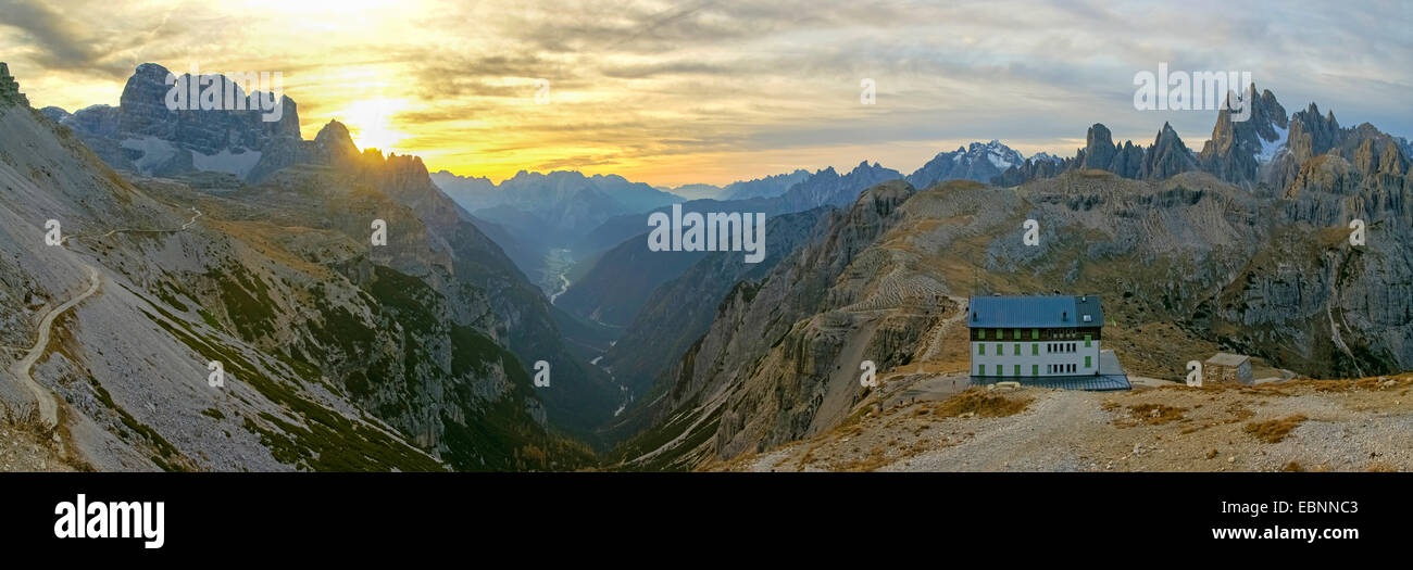 Vue depuis le refuge Auronzo au lever du soleil, l'Italie, le Tyrol du Sud, Dolomites, Auronzo Banque D'Images