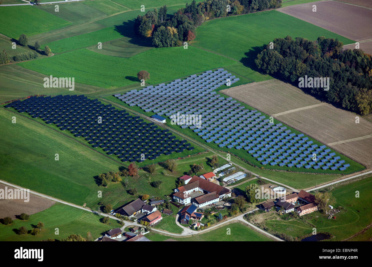 Vue aérienne d'un système photovoltaïque sur la zone à côté de ferme, l'Allemagne, la Bavière Banque D'Images