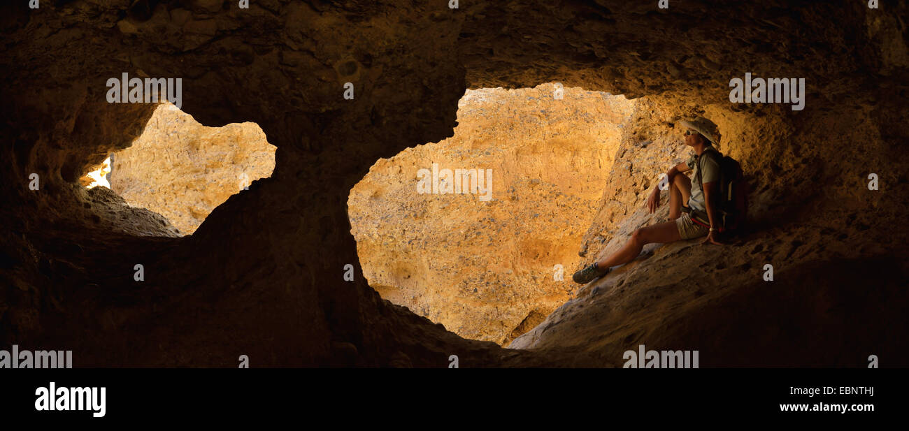 Randonneur sous une arche au Canyon de Sesriem, Namibie, le Parc National Namib Naukluft Banque D'Images